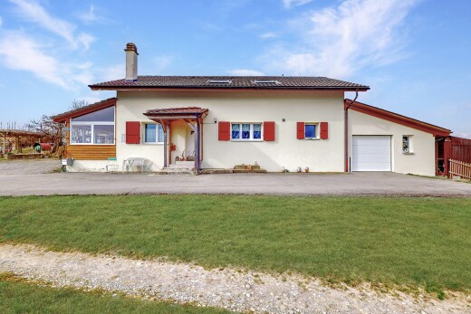 außenansicht mit wintergarten, stuckverkleidung, rasen, schornstein, und garage angeschlossen