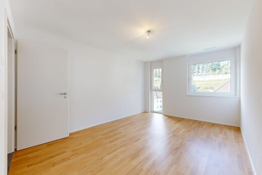 leerer raum mit natural light, natürliches licht, inside property, wood finish floor, und holzfußboden