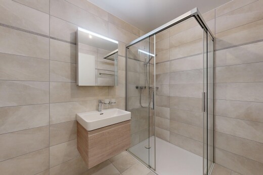 bad mit tile wall, fliesenwand, spiegel, komplettes badezimmer, und schminktisch