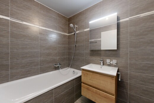 bad mit kombiniertes bad / dusche, fliesenwand, tile wall, spiegel, und schminktisch