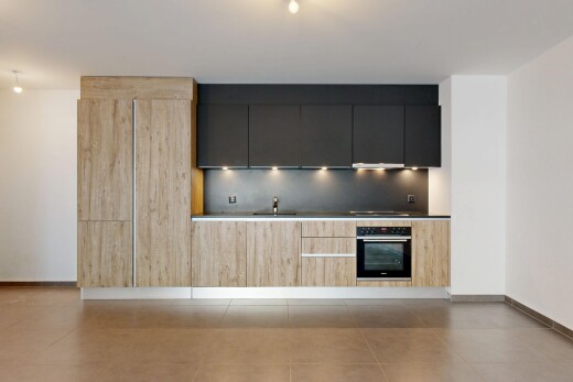 küche mit schränke mit flachen paneelen, ofen, gipskartonwand, drywall, und sockelleisten