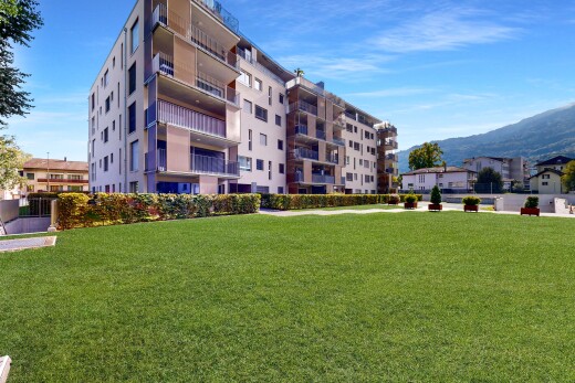 außenansicht mit day time, blick auf die berge, mountain view, property visible, und blick auf wohnanlage
