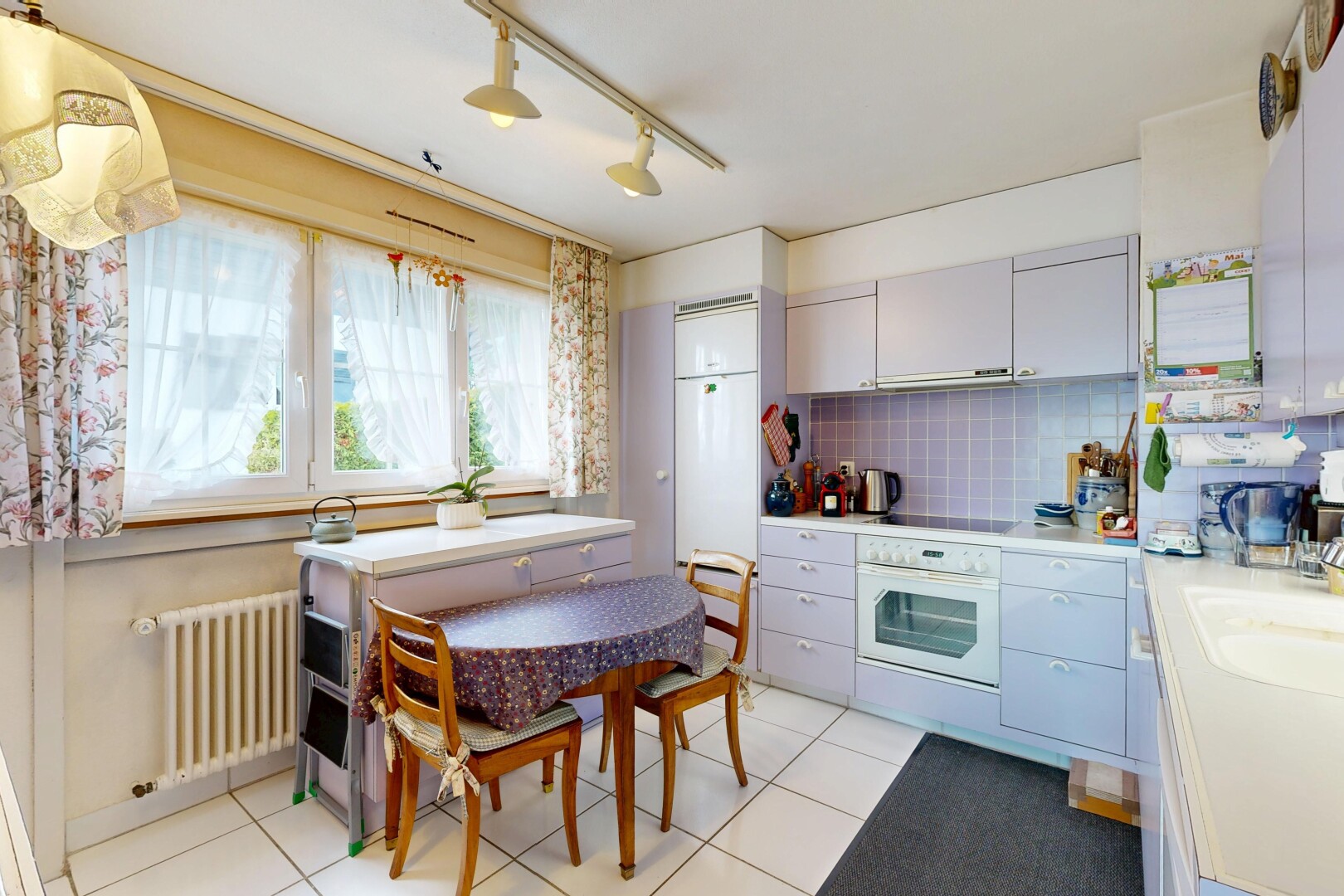 cuisine avec éclairage sur rail, track lighting, four, plans de travail, et light countertops