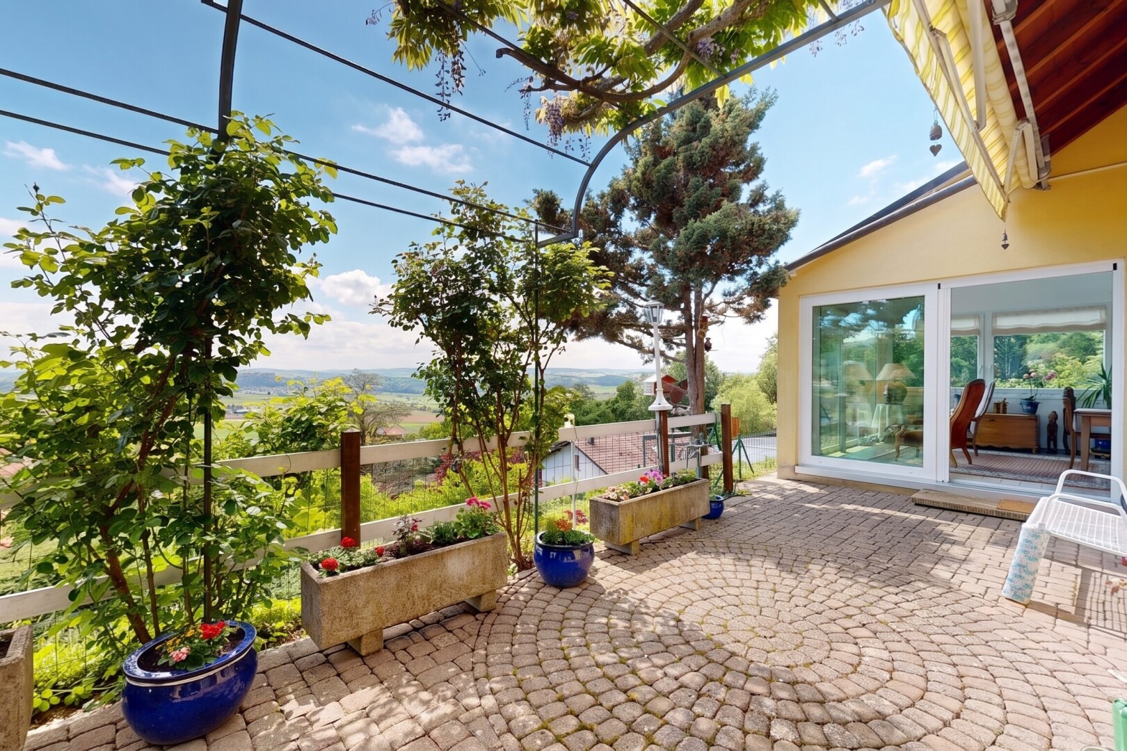 terrasse avec from property, terrasse, day time, et véranda