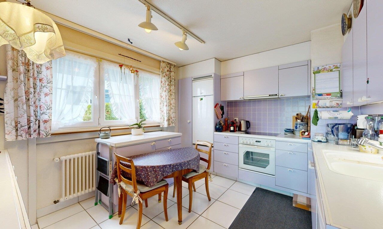cuisine avec éclairage sur rail, track lighting, four, plans de travail, et light countertops