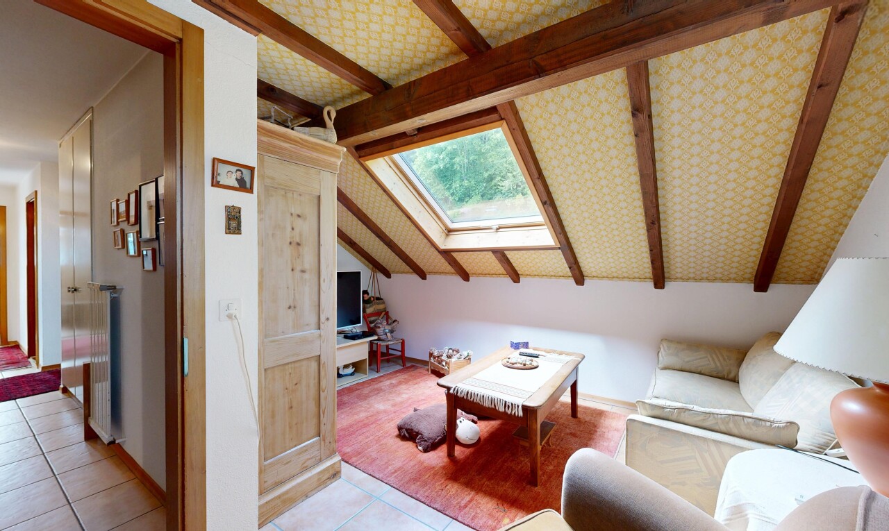 salon avec pièce supplémentaire, puits de lumière, cloison sèche, drywall, et inside property