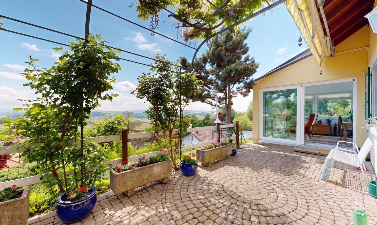 terrasse avec from property, terrasse, day time, et véranda