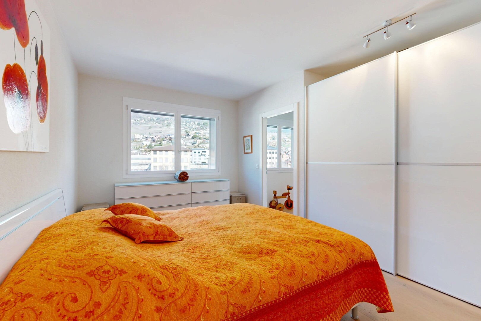chambre avec inside property, cloison sèche, drywall, lumière naturelle, et natural light