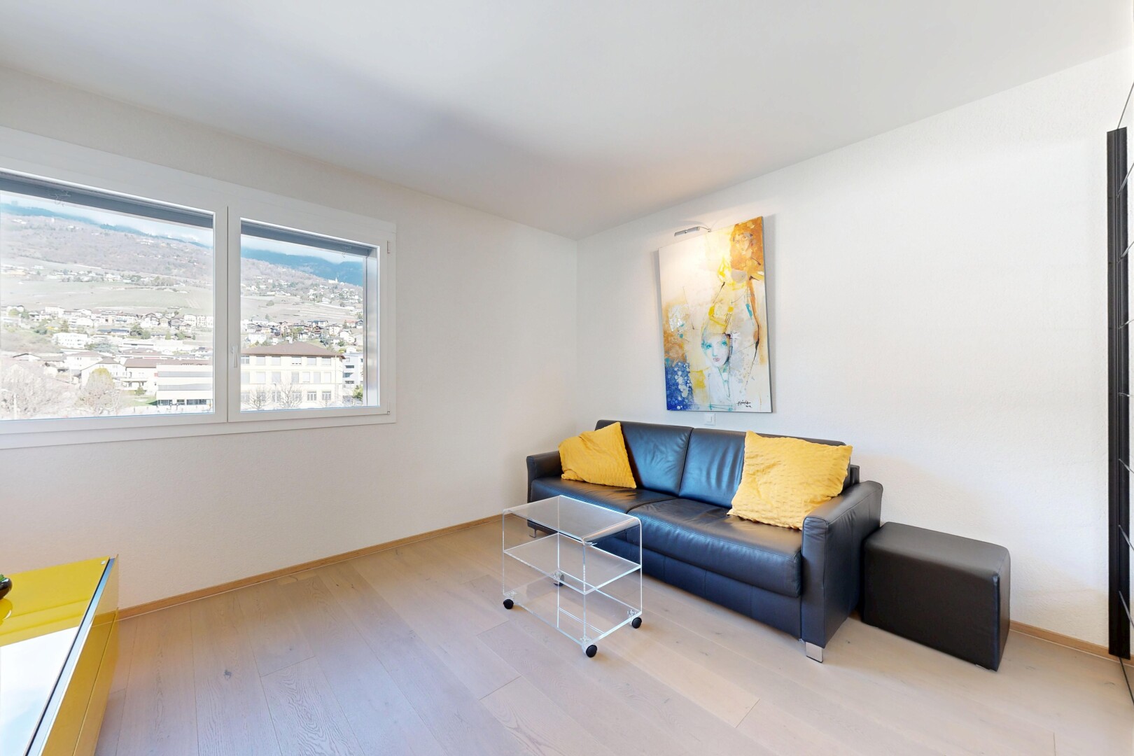 salon avec sol en finition bois, wood finish floor, inside property, lumière naturelle, et natural light