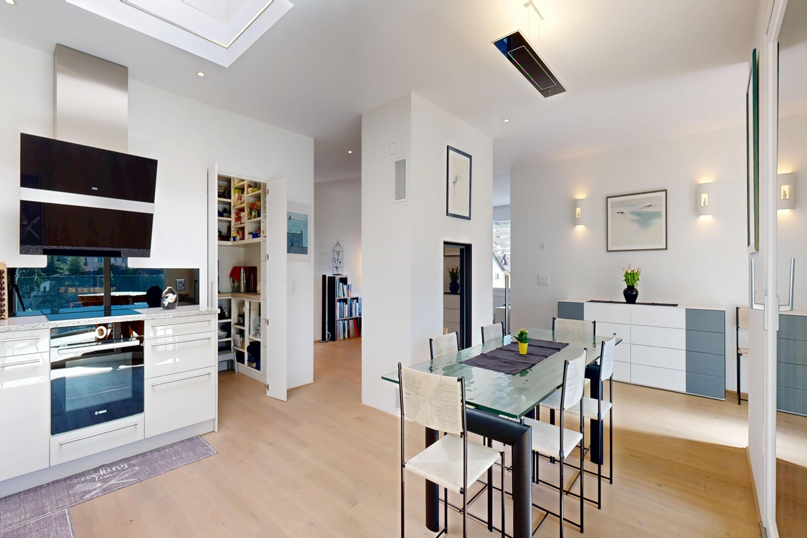 salle à manger avec light floor, wood finish floor, sol en finition bois, inside property, et drywall