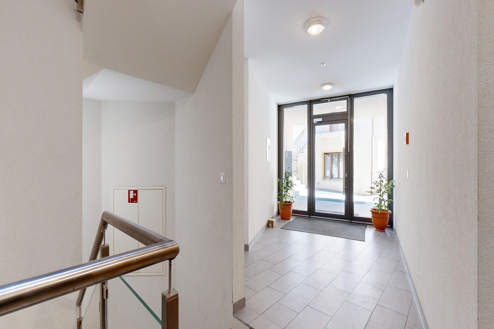 réception / lobby avec floor ceiling windows, natural light, inside community, et tile floor
