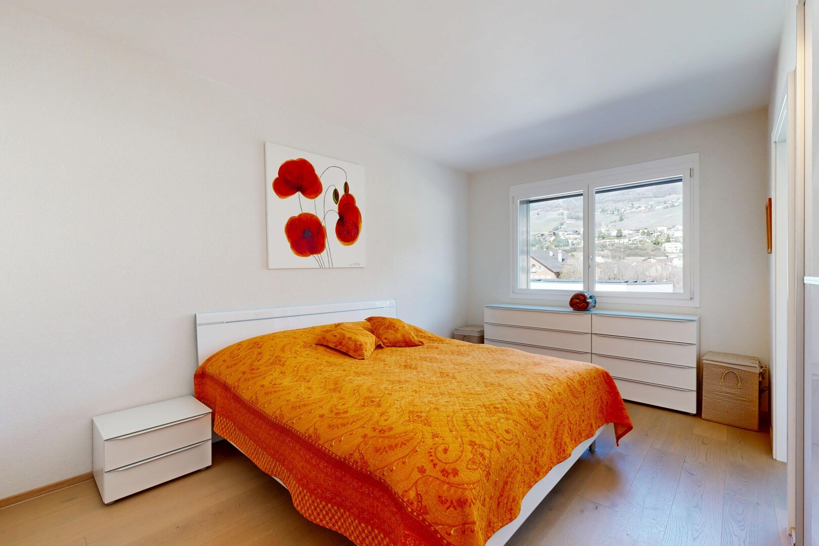 chambre avec sol en finition bois, wood finish floor, inside property, cloison sèche, et drywall