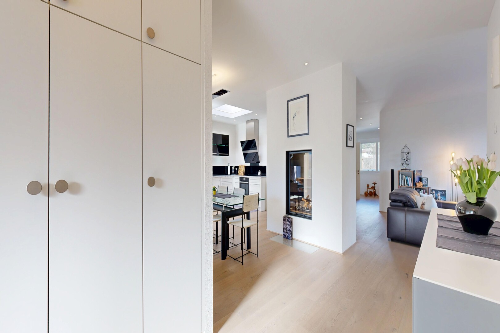 espace intérieur avec light floor, inside property, sol en finition bois, wood finish floor, et cloison sèche