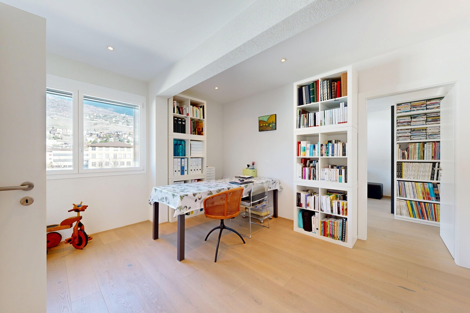 bureau avec inside property, wood finish floor, sol en finition bois, natural light, et lumière naturelle