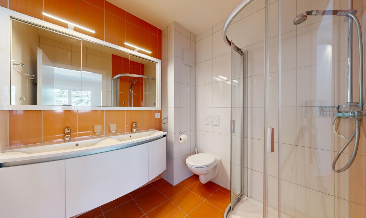 salle de bains avec tile wall, mur en carrelage, salle de bain complète, douche, et tile floor