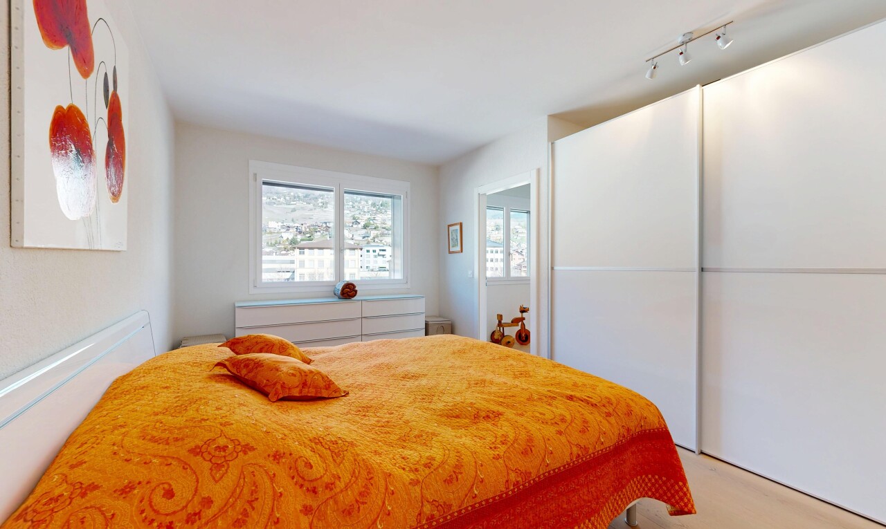 chambre avec inside property, cloison sèche, drywall, lumière naturelle, et natural light