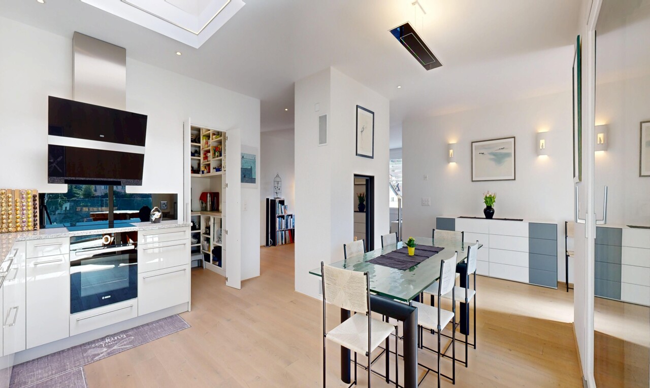 salle à manger avec light floor, wood finish floor, sol en finition bois, inside property, et drywall