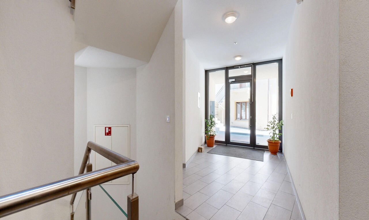 réception / lobby avec floor ceiling windows, natural light, inside community, et tile floor