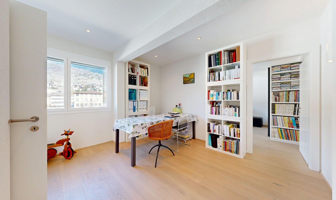 bureau avec inside property, wood finish floor, sol en finition bois, natural light, et lumière naturelle