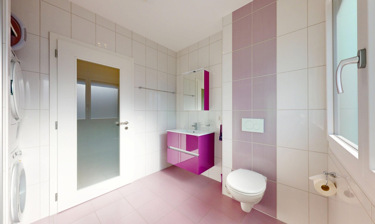 salle de bains avec mur en carrelage, tile wall, lavabo (ou coiffeuse selon le contexte), miroir, et inside property