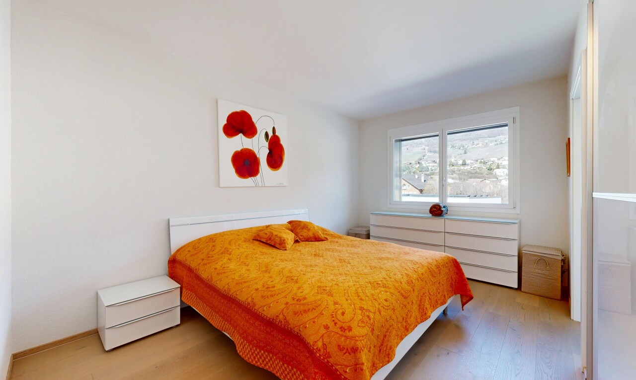 chambre avec sol en finition bois, wood finish floor, inside property, cloison sèche, et drywall
