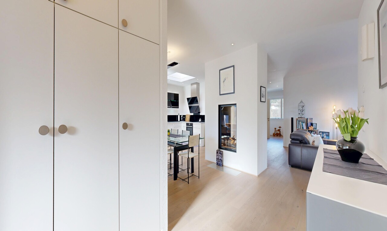 espace intérieur avec light floor, inside property, sol en finition bois, wood finish floor, et cloison sèche