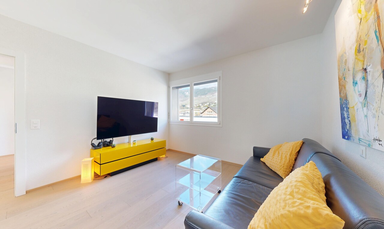 salon avec télévision, inside property, wood finish floor, sol en finition bois, et drywall