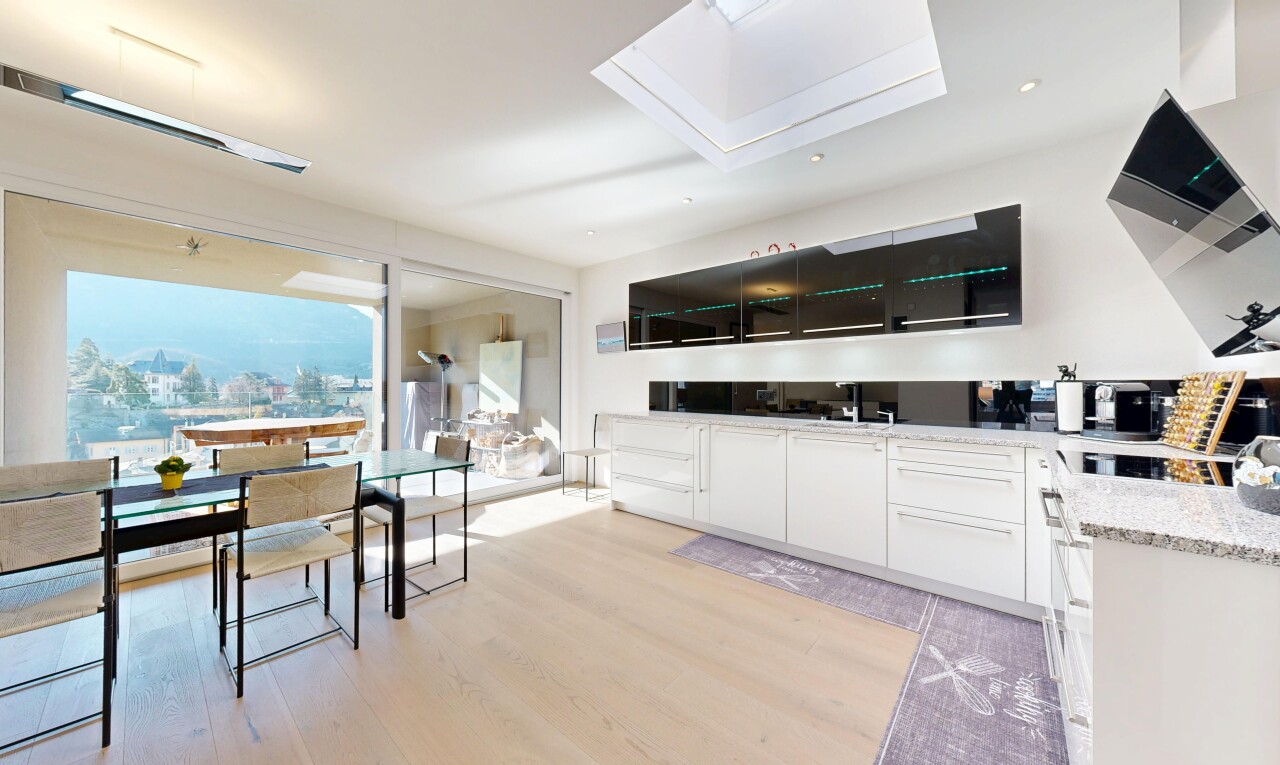 cuisine avec light floor, armoires blanches, white cabinets, light countertops, et sol en finition bois