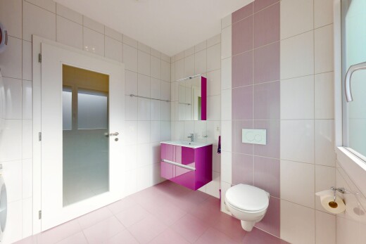 salle de bains avec mur en carrelage, tile wall, lavabo (ou coiffeuse selon le contexte), miroir, et inside property
