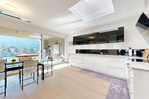 cuisine avec light floor, armoires blanches, white cabinets, light countertops, et sol en finition bois