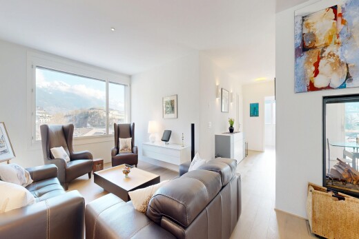 wohnzimmer mit gipskartonwand, drywall, inside property, natürliches licht, und natural light