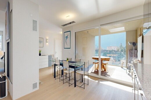 esszimmer mit inside property, natürliches licht, natural light, holzfußboden, und wood finish floor