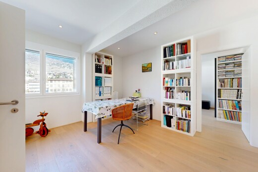 büro mit inside property, wood finish floor, holzfußboden, natural light, und natürliches licht