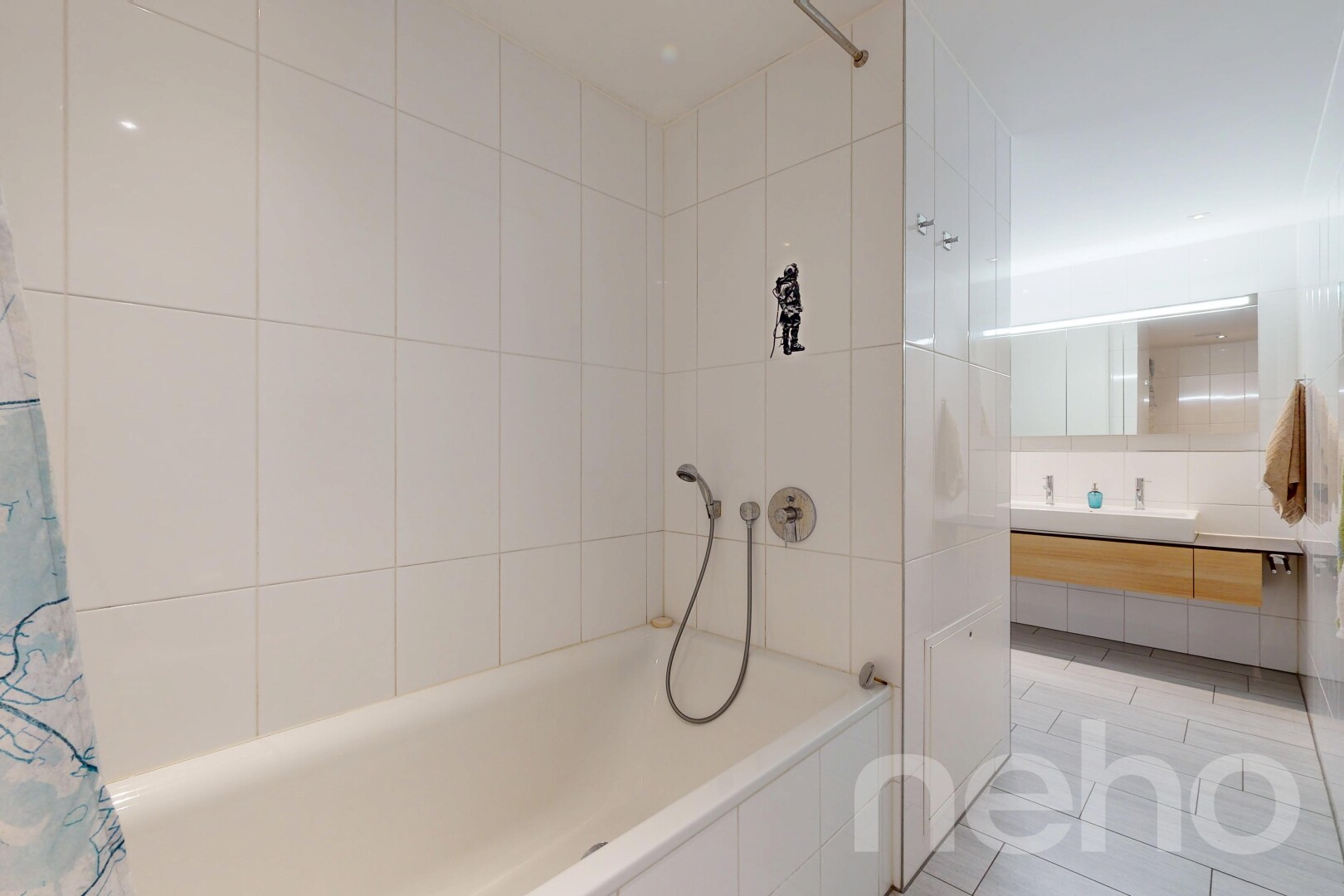 bad mit kombiniertes bad / dusche, komplettes badezimmer, schminktisch, light floor, und tile floor