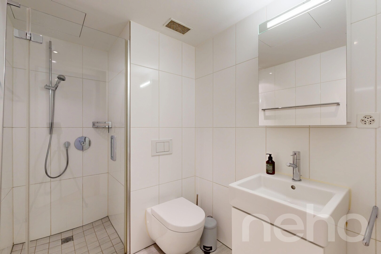 bad mit komplettes badezimmer, dusche, spiegel, fliesenwand, und tile wall