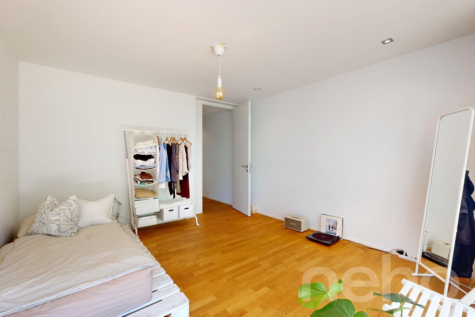 zimmer / schlafzimmer mit inside property, drywall, gipskartonwand, wood finish floor, und holzfußboden