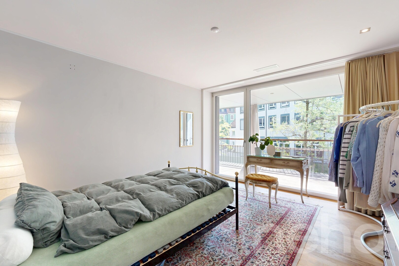 zimmer / schlafzimmer mit bodendeckenfenster, floor ceiling windows, natürliches licht, natural light, und gipskartonwand