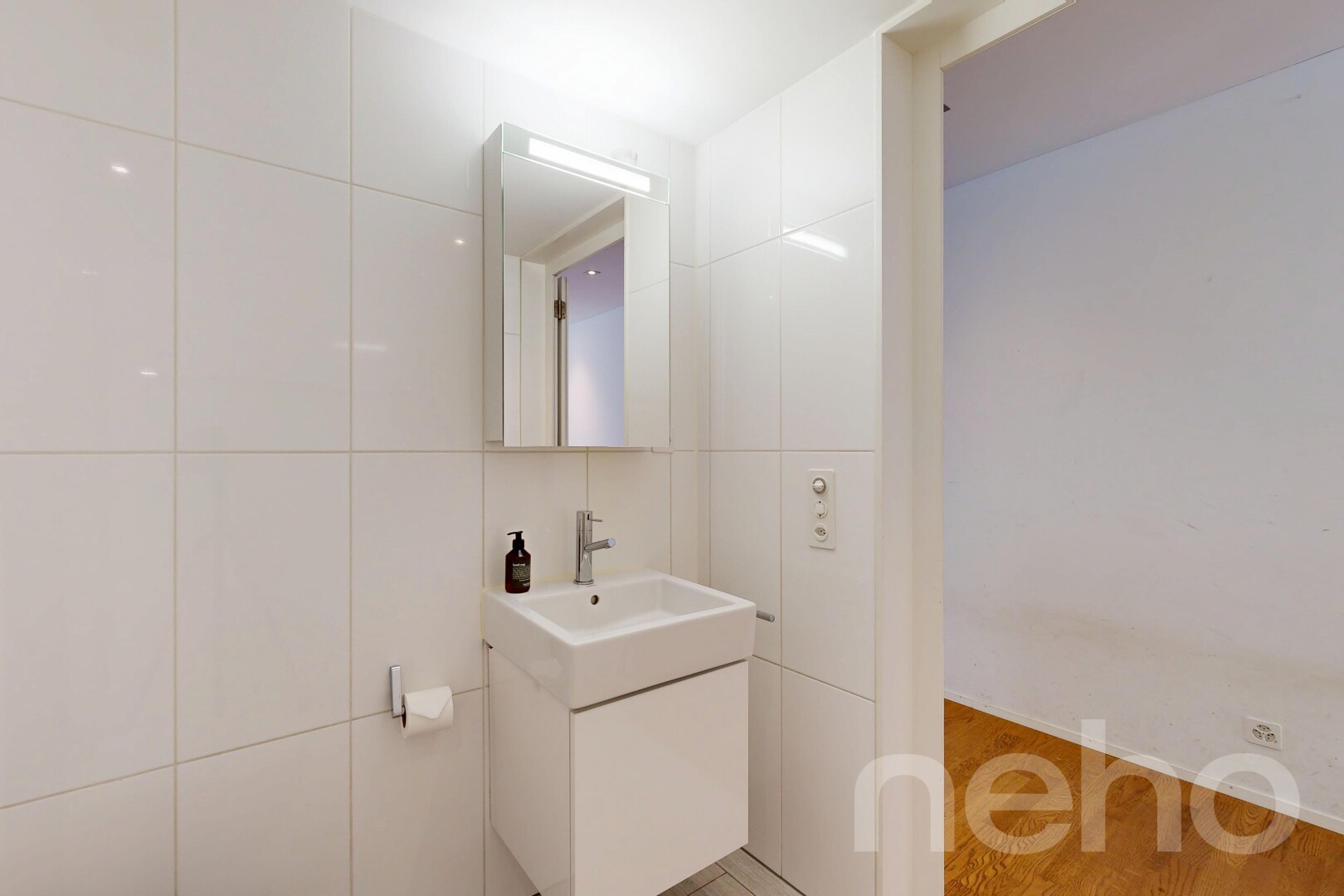 bad mit tile wall, fliesenwand, spiegel, wood finish floor, und holzfußboden