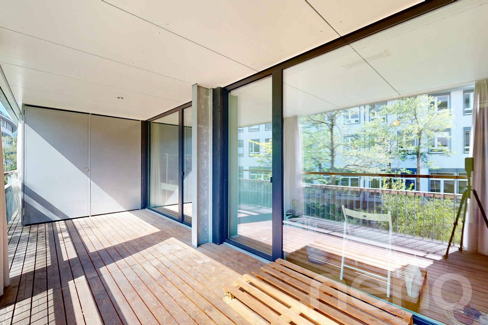 balkon mit wintergarten und deck
