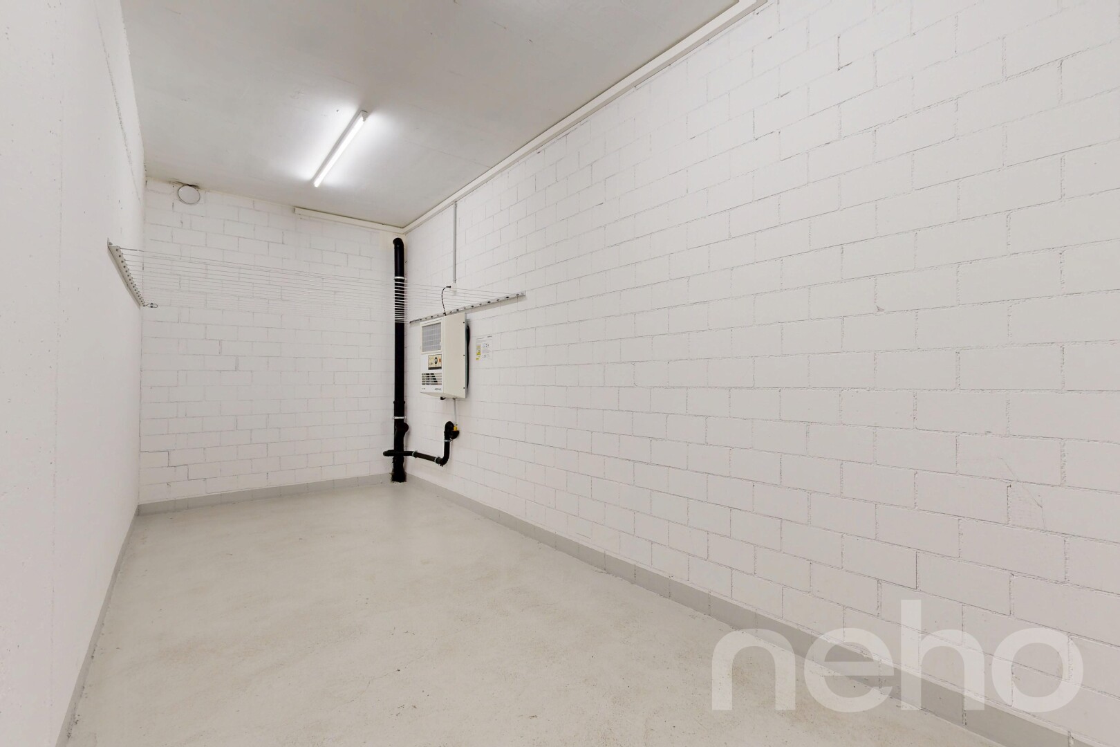 leerer raum mit betonboden, concrete floor, inside property, und keller
