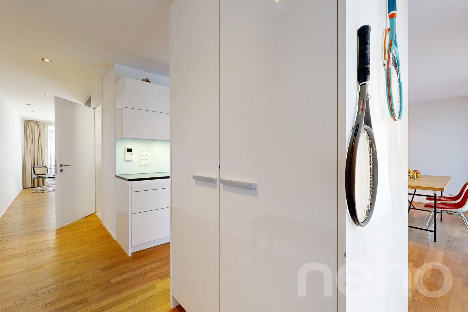 halle / korridor mit light floor, wood finish floor, holzfußboden, inside property, und recessed lighting