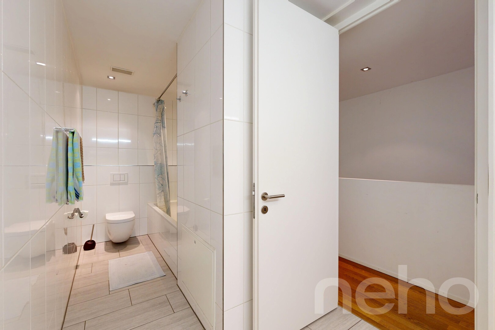 bad mit komplettes badezimmer, fliesenwand, tile wall, kombiniertes bad / dusche, und inside property