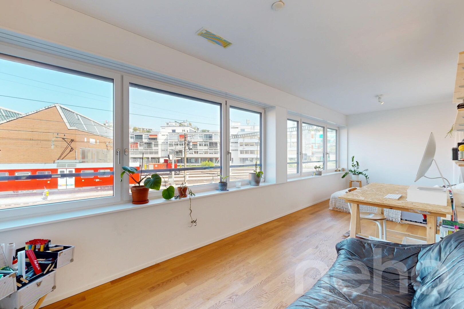 wohnzimmer mit gipskartonwand, drywall, holzfußboden, wood finish floor, und natürliches licht