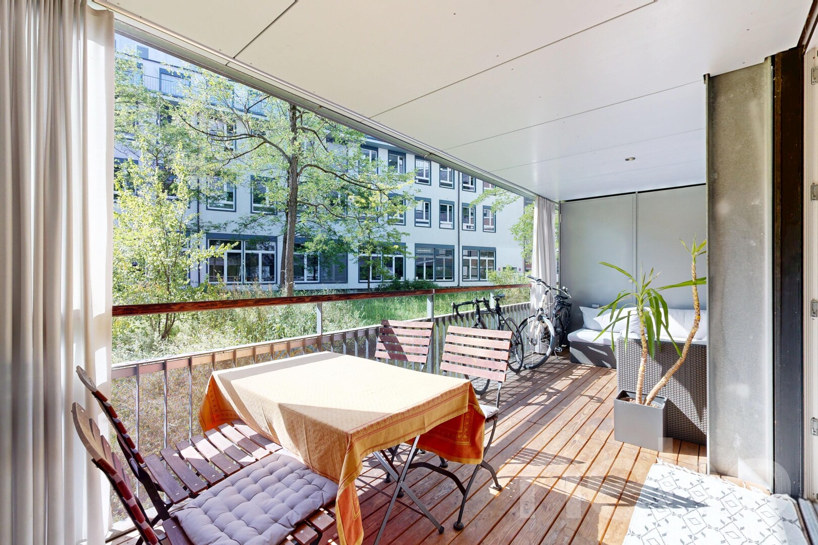terrasse mit apartment complex view