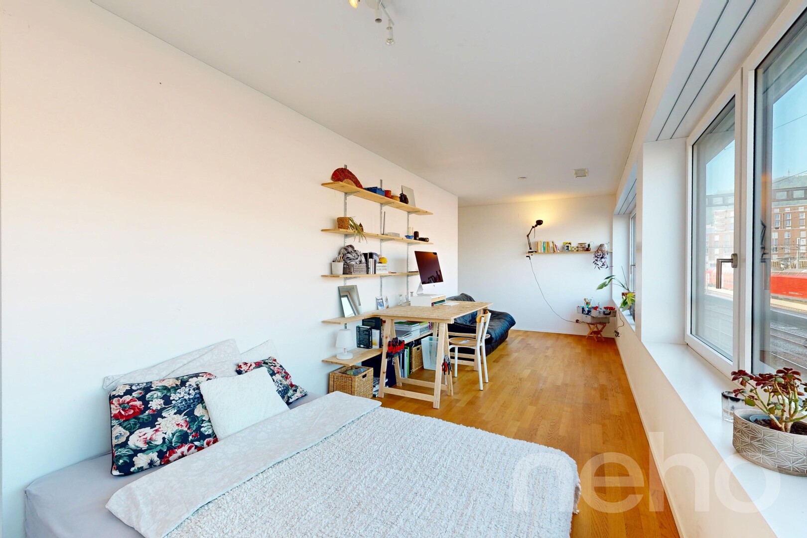 zimmer / schlafzimmer mit inside property, wood finish floor, holzfußboden, drywall, und gipskartonwand