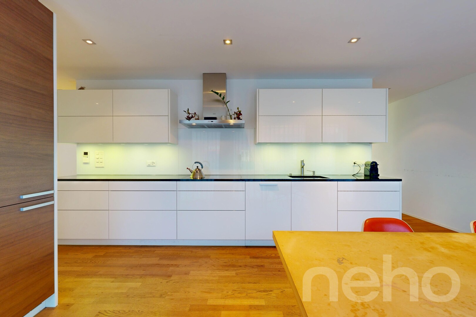 küche mit schränke mit flachen paneelen, flat panel cabinets, weiße schränke, white cabinets, und dunstabzugshaube