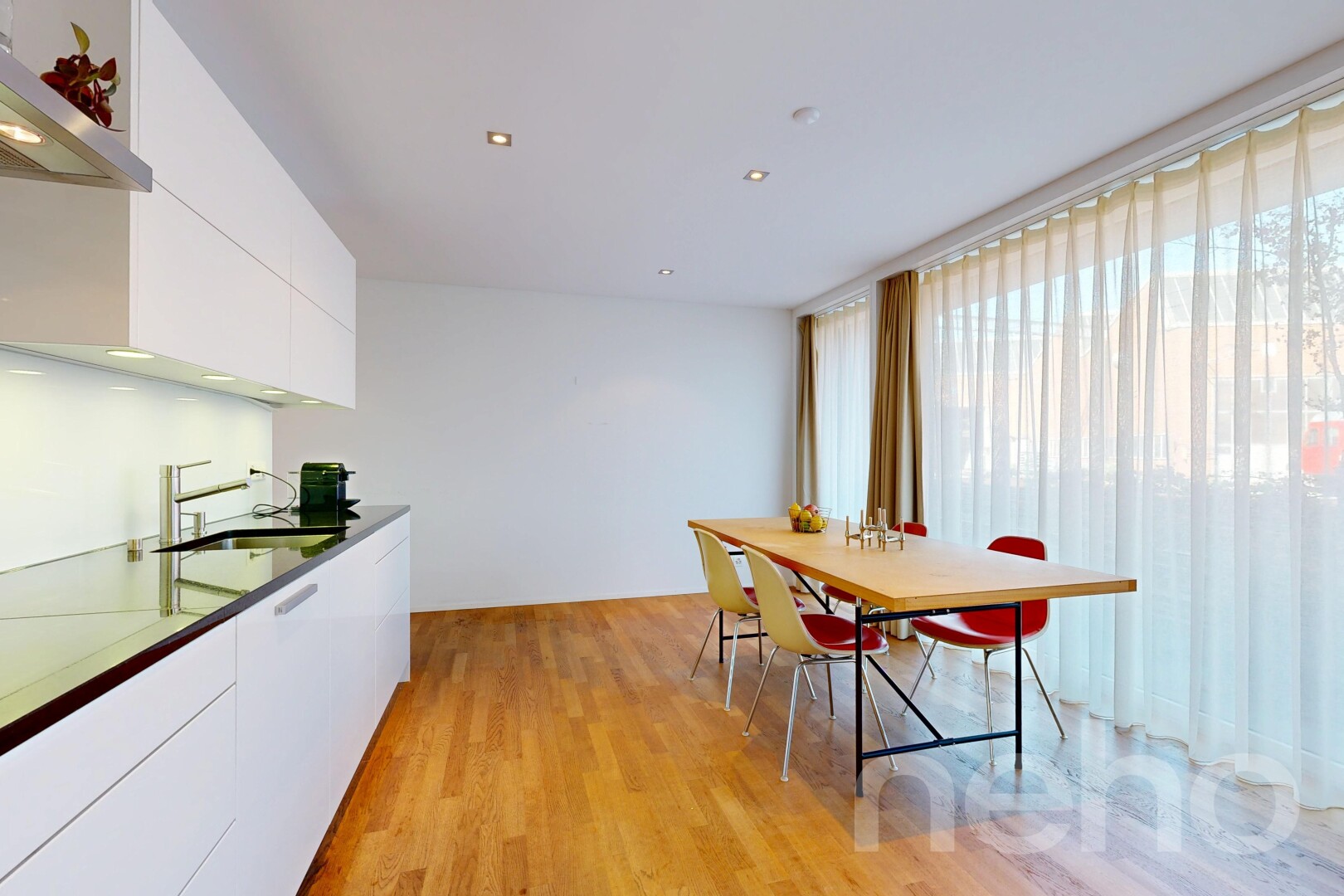küche mit weiße schränke, white cabinets, dunstabzugshaube, holzfußboden, und wood finish floor
