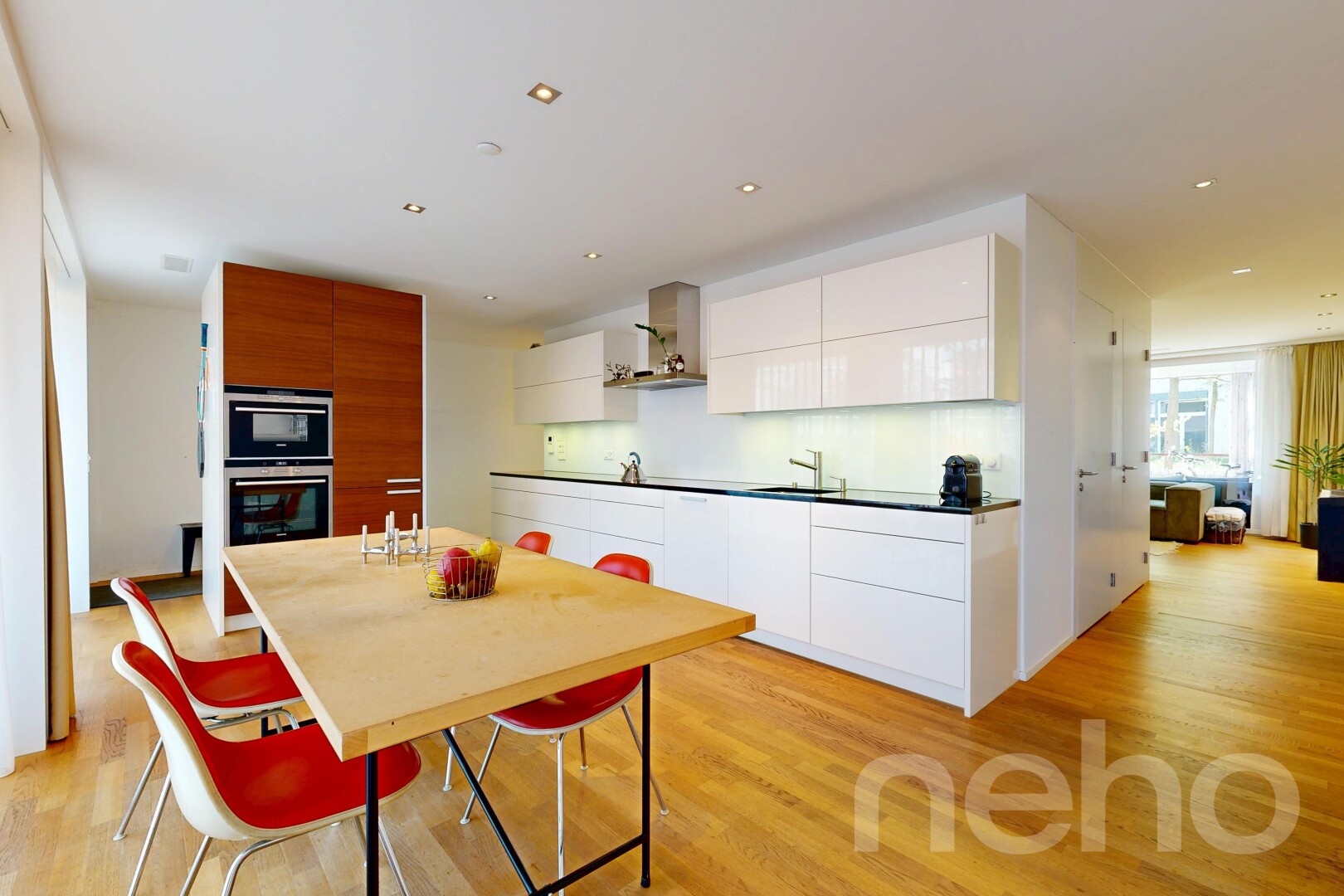 küche mit schränke mit flachen paneelen, flat panel cabinets, light floor, holzfußboden, und wood finish floor