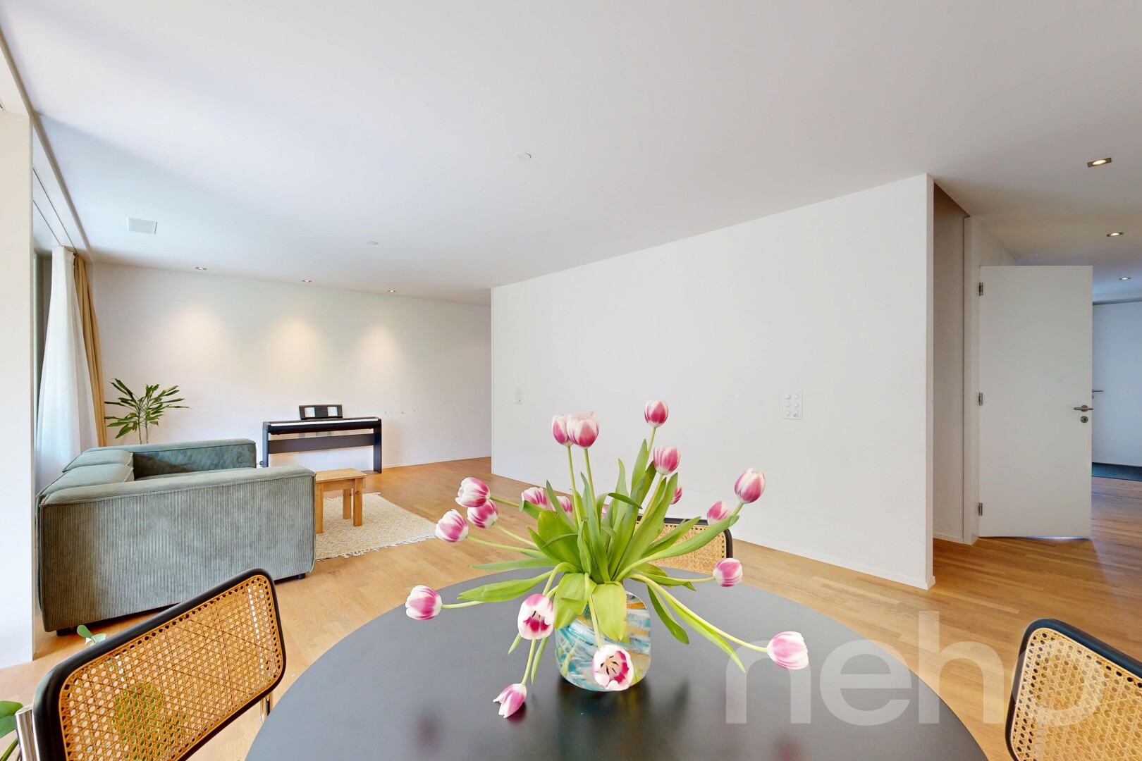 wohn- / esszimmer mit holzfußboden, wood finish floor, gipskartonwand, drywall, und inside property