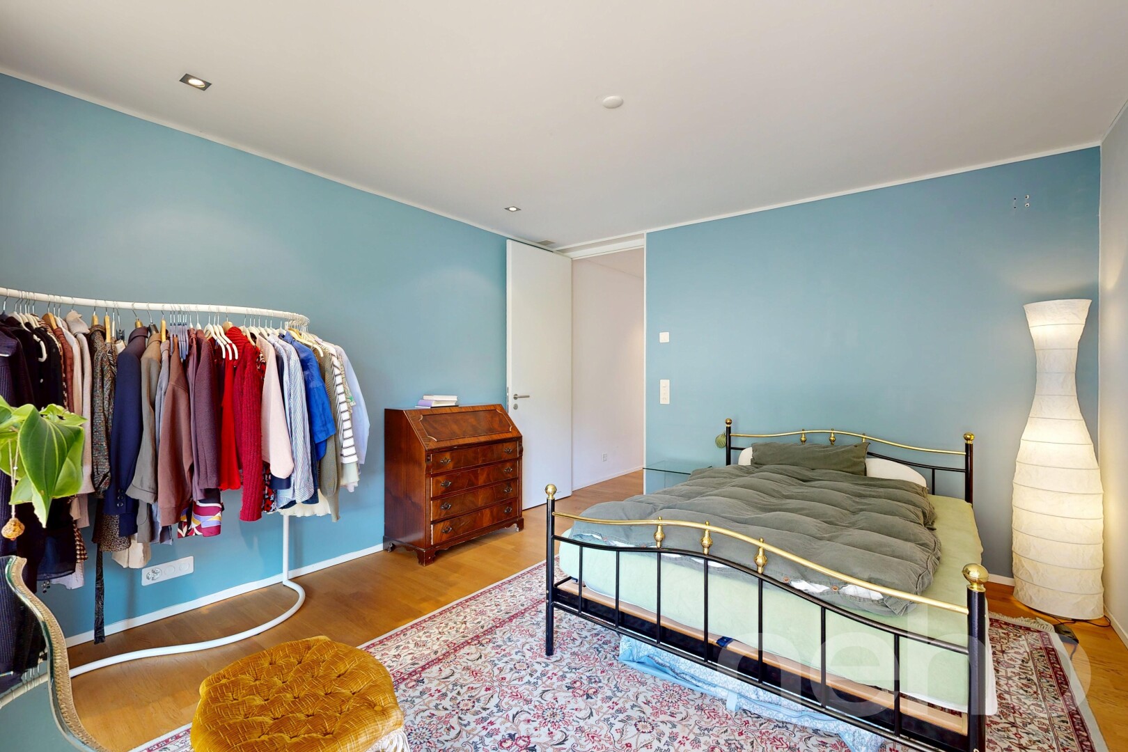 zimmer / schlafzimmer mit gipskartonwand, drywall, holzfußboden, wood finish floor, und inside property